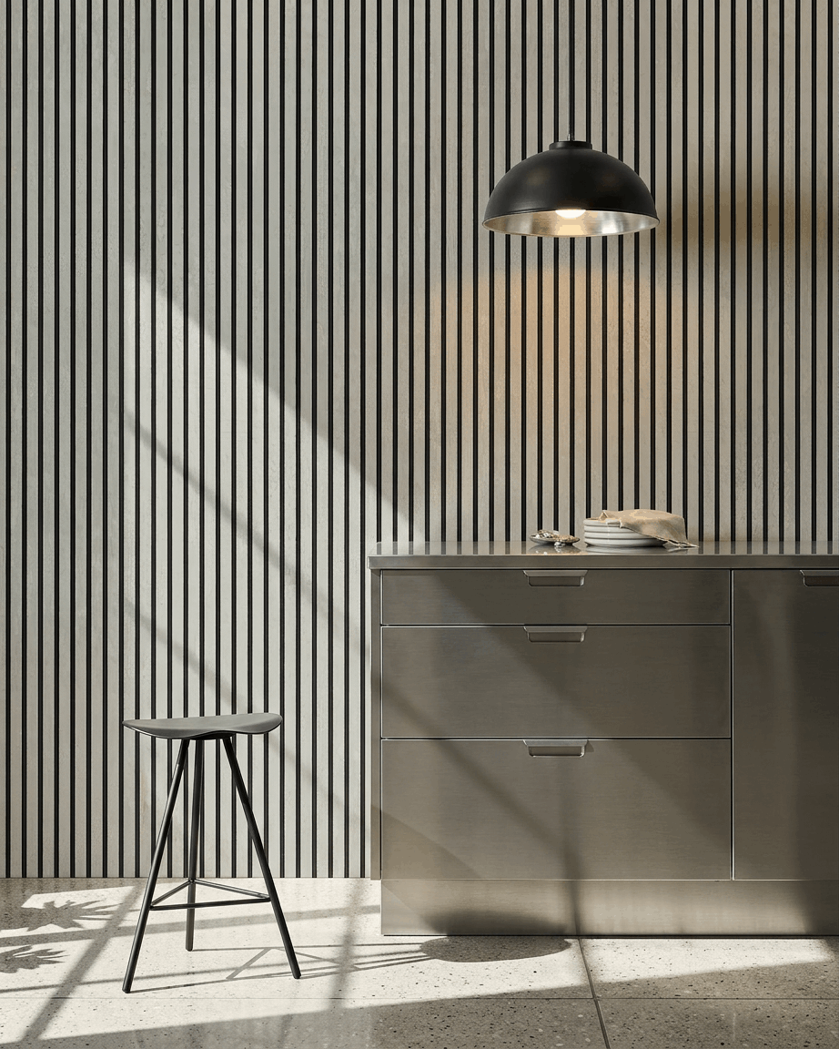 Minimalistisk kjøkken med en WoodUpp Akupanel Akustikkpanel i Oxide White med Black filt, 240 x 60 cm, som et vertical veggelement med lameller.